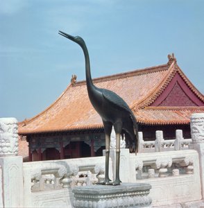 一个鹳的雕象与太和殿的旁边亭子在背景中，明代 作者 中文学校