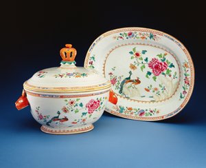 干隆时期（1736-95）（瓷器）盖碗，盖子和双孔雀图案