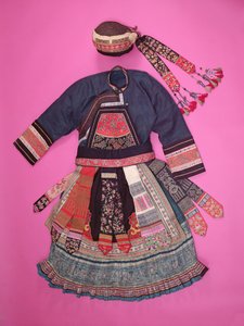 女装连衣裙和篮筐，Chuanuan Miao（纺织品） 作者 中文学校
