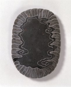 砚刻有波纹图案，大概是明代（灰色石）（底面）（见142695） 作者 Chinese School Chinese School