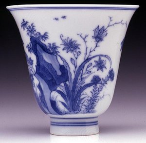 半蛋壳烧杯，康熙标记和1662-1722时期（瓷器有蓝色釉下）（见142559和底面142558）