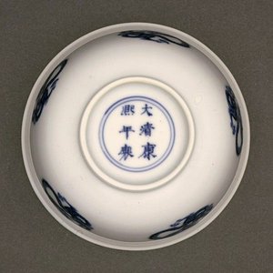 碗的底面，康熙标记和1662-1722期间（瓷器与蓝色釉下）（另见142284）