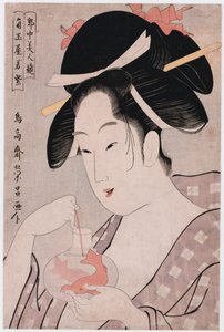 Tsunotamaya的妓女Wakamurasaki的半身像和灰蓝色背景下的玻璃容器中的金鱼玩耍，来自“许可地区的美女比较”系列