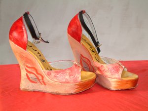 Baisse，Moi，彩绘 Dehavilland 高跟鞋，2006 年（雕塑） 作者 克里斯蒂安·福尔