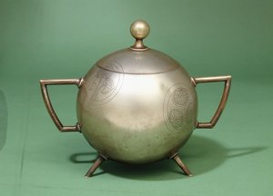 Hukin and Heath两把碗，带铰链盖 作者 克里斯托弗·德莱赛