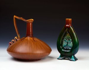 压缩球形球状Linthorpe陶罐，上面有斑纹焦糖色，绿色和深红色釉料，Linthorpe陶制花瓶上有穿孔的花蕾装饰以及斑驳的绿色，蓝色和棕色釉料 作者 克里斯托弗·德莱赛