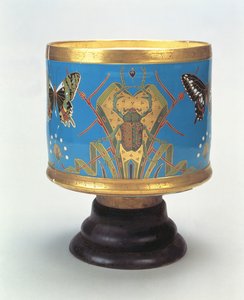 Jardiniere用甲虫和蝴蝶仿制的景泰蓝装饰，Minton＆Co.，1867（带木底座的瓷器）
