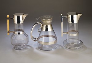 银色红葡萄酒壶，1882年;电镀安装的红葡萄酒壶，装饰美观，装饰;银色镶嵌红葡萄酒壶，1880年，全部由Hukin＆Heath制造（切割玻璃） 作者 克里斯托弗·德莱赛