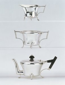 由Hukin＆Heath（电镀和乌木）制作的三件套茶具，于1878年设计 作者 克里斯托弗·德莱赛