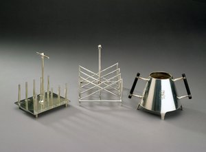 带有直立支撑的烤架，由Hukin＆Heath制造，1878年（详见46533）;三角形烤面包架，由Elkington＆Co。制造，c.1875-88;黑檀木糖碗