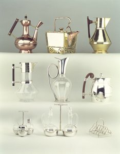 Top，LR：东方咖啡壶，Benham＆Froud，c.1888（黄铜，铜和木材）;日本Rivetted Square Teapot，Benham＆Froud，c.1888（铜和黄铜）; Claret Jug，Richard Perry，Son＆Co。，1880年