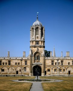 由英国牛津大学建筑师 Christopher Wren（1632-1723）设计的基督教堂学院圆顶建筑景观