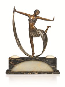 装饰艺术人像，带照明底座，"Espirit de Josephine Baker"，约 1925 年（青铜锈蚀和冷喷漆） 作者 克莱尔·珍妮·罗伯特·科林内特
