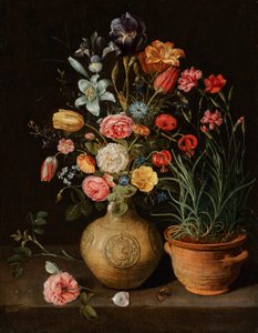 静物画，陶瓶中插有玫瑰、百合、鸢尾和其他花卉，窗台上有一盆康乃馨和一只蝴蝶