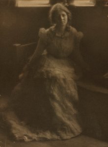 朱莉亚·霍尔·麦昆（c。 1900年。