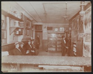 Empire Film Co (possibly at Broadway and 55th Street) with movie posters on wall and customers waiting 作者 拜伦公司