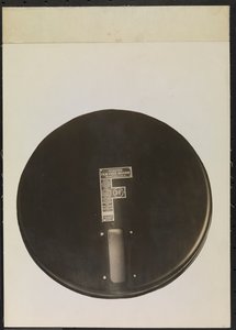 用于留声机唱片的 "费斯特送片机"，切出或遮盖以产生空白背景 作者 拜伦公司