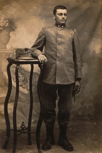 "GM R. Army (World War I) "专辑：第34步兵团的士兵身着制服，按国家分类（黑白照片）。 作者 Conterno Conterno