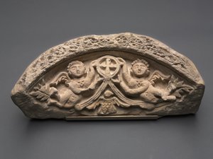 两位天使支撑着一个吊坠十字架的月形图案，400年代（石灰石）。 作者 科普特人