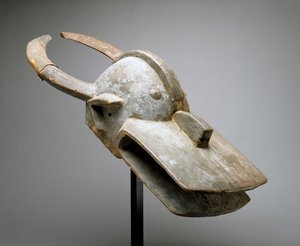 丛林牛的头盔面具（瓦拉协会），苏丹西部，撒哈拉以南非洲，19世纪末（木头、祭祀物、金属、钉子和动物皮）。 作者 文化昌巴