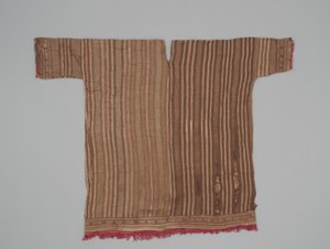 有袖外衣，约1300-1470年（棉和驼绒纤维）。 作者 千木文化