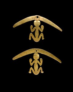 一对耳坠，公元600-1600年（锤打和切割金） 作者 文化纳里尼奥