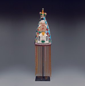 19世纪末至20世纪初的皇家冠（ade）（玻璃珠，布，编织品和纤维） 作者 约鲁巴文化