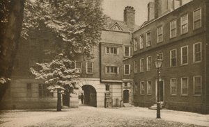 Holborn的Staple Inn中安静的其他法院的鹅卵石》，约1935年。 作者 西里尔·埃利斯