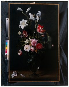 蓝色丝带上悬挂着玫瑰、郁金香、水仙花和其他花朵的小玩意（铜版油画）