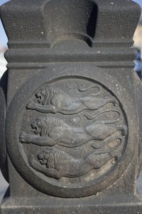在市政厅广场的一个石专栏雕刻的三头狮子标志 作者 丹麦学校