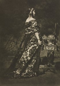 摄影作品：人像-礼服与棺材，1909年。