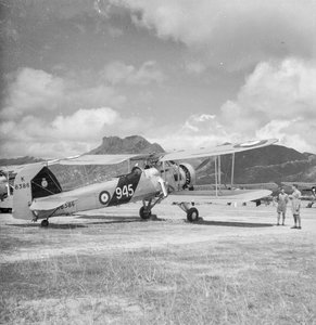 Fairey Swordfish I 鱼雷轰炸机双翼侦察机 K8386，代号 945，隶属舰队航空兵 824 中队，位于香港启德机场。