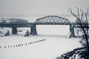 苏联西伯利亚，新西伯利亚，鄂毕河，1976 年冬，学生在雪中徒步穿越冰封的鄂毕河（照片） 作者 康格院长