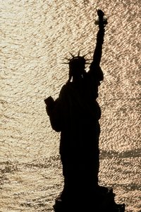 自由女神像，又名 "启迪世界的自由女神像"，美国纽约