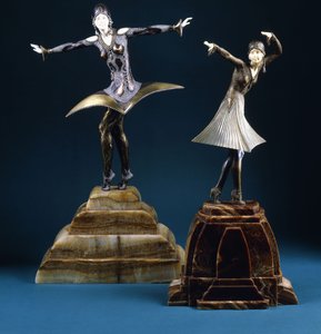 科拉，异域舞者，20 世纪早期（鎏金和冷喷漆青铜，缟玛瑙底座） 作者 迪米特里奇帕鲁斯