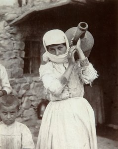 亚美尼亚乡下姑娘，亚美尼亚埃里温，1880年代。