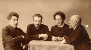 诗人亚历山大（亚历山大）-亚历山德罗维奇-布洛克（1880-1921 年）、格奥尔基（乔治）-丘尔科夫（1879-1939 年）、康斯坦丁-亚历山大-亚历山德罗维奇-埃尔伯格（Siunnerberg、Syunnerberg、Sunnenberg）（1871-1942 年）和费奥多尔-索洛古布（Fiodor Sologoub、Fiodor Kouzmit）的群像