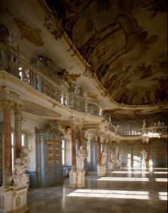 由建筑师 Domenikus Zimmermann (1685-1766) 设计的 Schussenried 修道院图书室景观，18 世纪德国 Schussenried 作者 多米尼库斯·齐默尔曼（Dominikus Zimmermann）