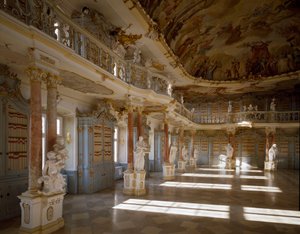 由建筑师 Domenikus Zimmermann (1685-1766) 设计的 Schussenried 修道院图书室景观，18 世纪德国 Schussenried 作者 多米尼库斯·齐默尔曼（Dominikus Zimmermann）