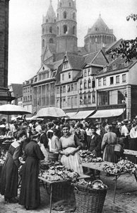 1922年，德国蠕虫蠕虫大教堂的市场。