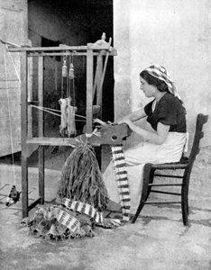 女人用稻草在手织机上编织，菲耶索莱，意大利佛罗伦萨附近，1936年