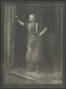 [铁匠站在门口，嘴里叼着烟斗] 作者 多丽丝·乌尔曼（Doris Ulmann）