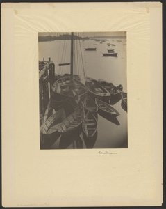 [港口，帆船与前景中的快艇] 作者 多丽丝·乌尔曼（Doris Ulmann）