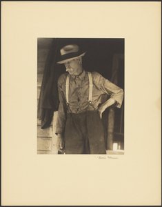 [站在门口的草帽吊裤带老人] 作者 多丽丝·乌尔曼（Doris Ulmann）