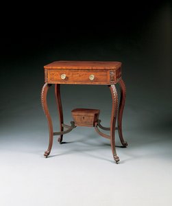 古典雕花工作台，1810-20 作者 邓肯·菲菲（Duncan Phyfe）