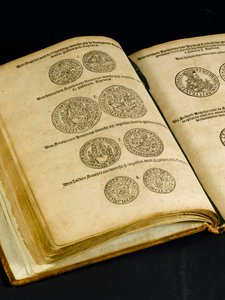 带有英国硬币雕刻的货币书（书）。 作者 荷兰学校