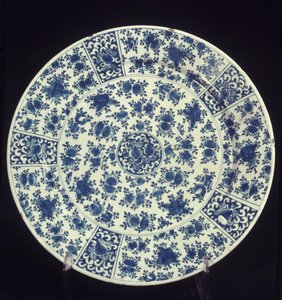 蓝色玫瑰图案板，1764（彩陶） 作者 荷兰学校