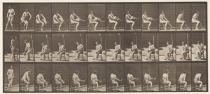 板418.厕所，坐着和穿上长袜，1872-1885 作者 爱德沃德·迈布里奇