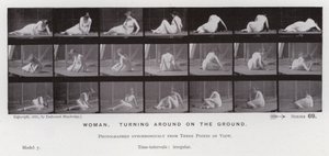 The Human Figure in Motion: Woman, turning around on the ground (b/w photo) 作者 爱德沃德·迈布里奇