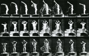 女人在她的头上浇水盆，插图来自&39;人体图在运动&39;，1904年版 作者 爱德沃德·迈布里奇
